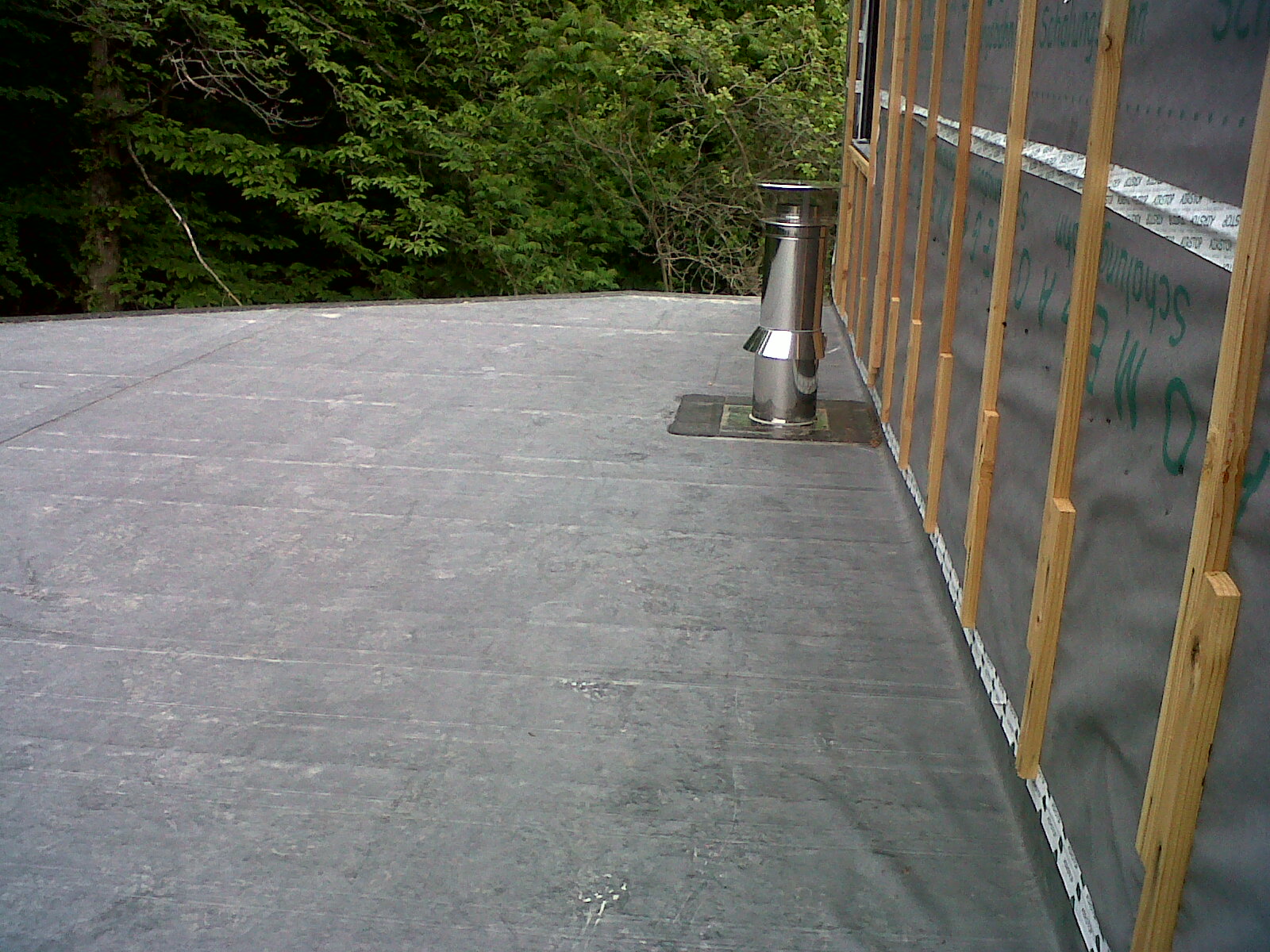 Couverture EPDM Hennebon - raccord étanchéité poujoulat avec le flashing sur membrane EPDM