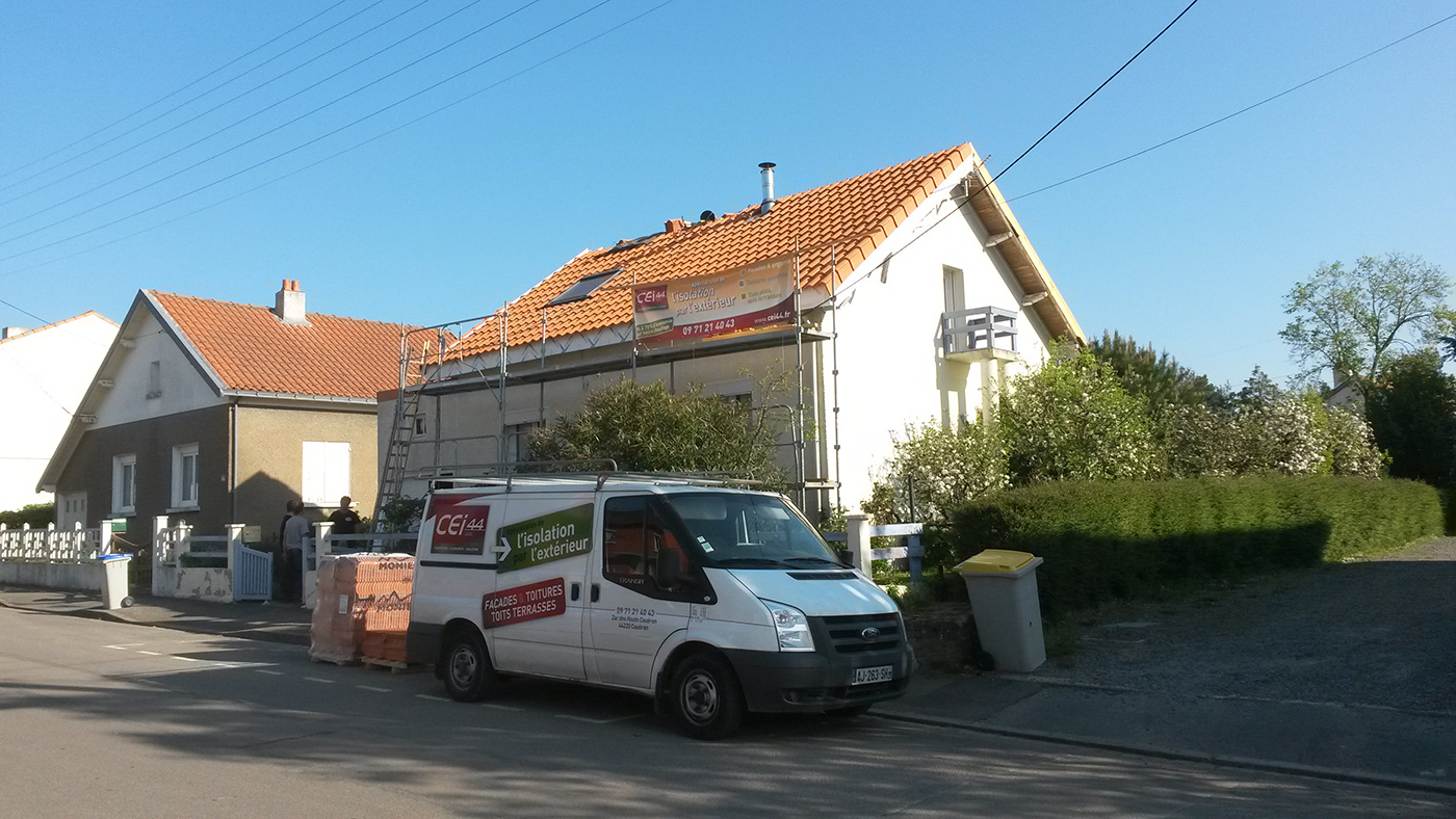 ITE toiture en pente à Nantes - sarking et couverture tuiles pendant travaux