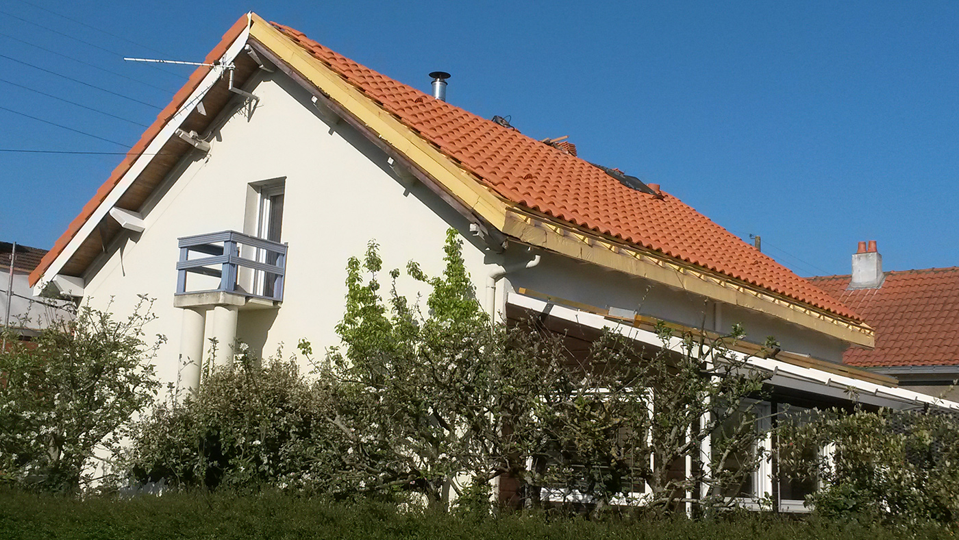 ITE toiture en pente à Nantes - sarking et couverture tuiles pendant travaux